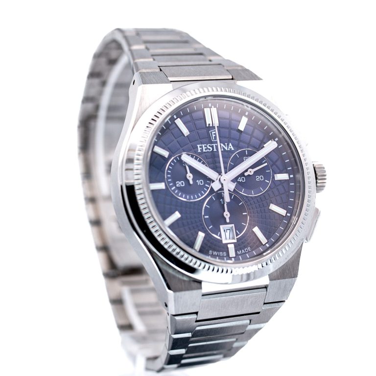 Herren-Armbanduhr mit silbernem Metallarmband und dunkelblauem Zifferblatt.