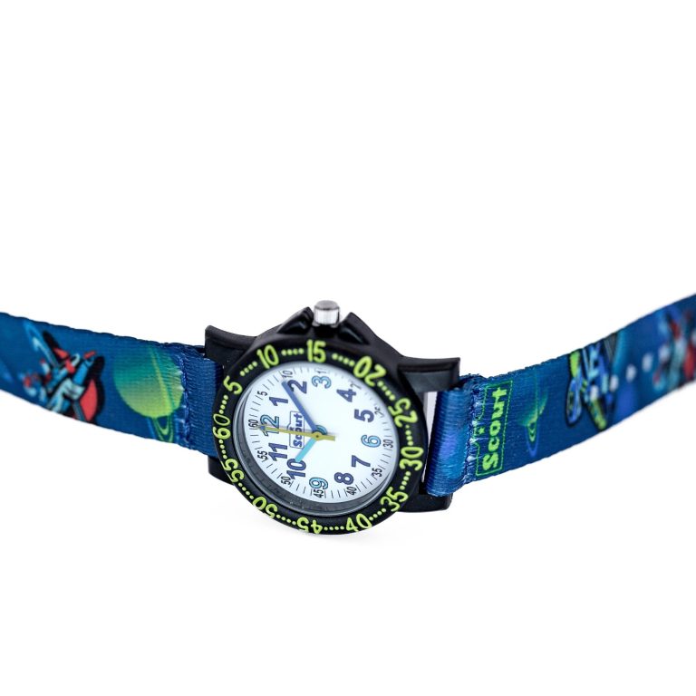 Bunt bedruckte Armbanduhr mit buntem Rennwagen-Motiv und großen Ziffern.