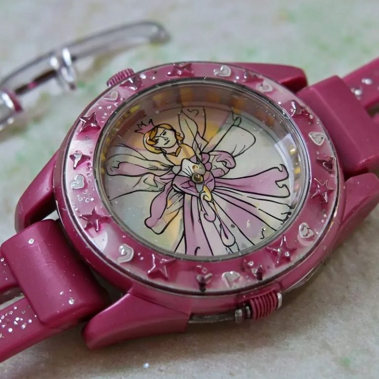 Pinke Armbanduhr mit einem farbenfrohen Feen-Motiv auf dem Ziffernblatt.