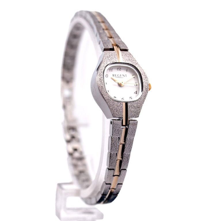 Silberne Armbanduhr mit goldenen Akzenten und Ziffernblatt in Weiß.