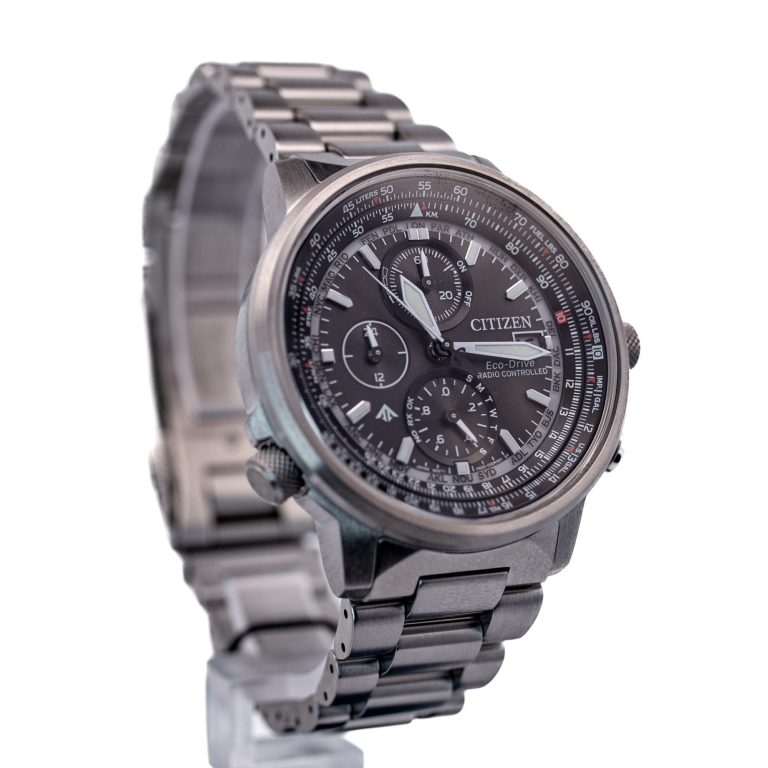 Armbanduhr aus Edelstahl mit schwarzem Ziffernblatt und Chronographenfunktionen.