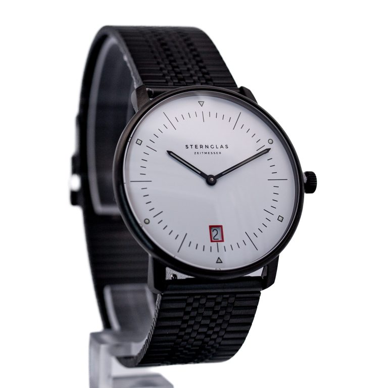 Schwarze Uhr mit mesh Armband und weißem Zifferblatt, klassisches Design.