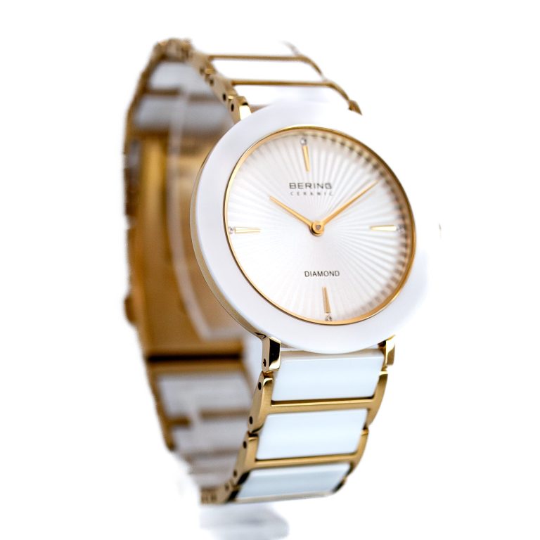 Elegante Armbanduhr mit goldfarbenem Gehäuse und weißem Zifferblatt.