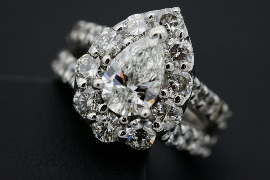 Eleganter Verlobungsring mit glänzenden Diamanten in verschiedenen Formen.